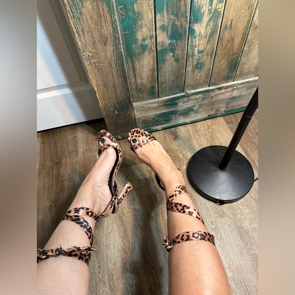 Deltan Makenna Jaguar Print Ankle Wrap
Dress Sandals women size 7.5 - Picture 16 of 17